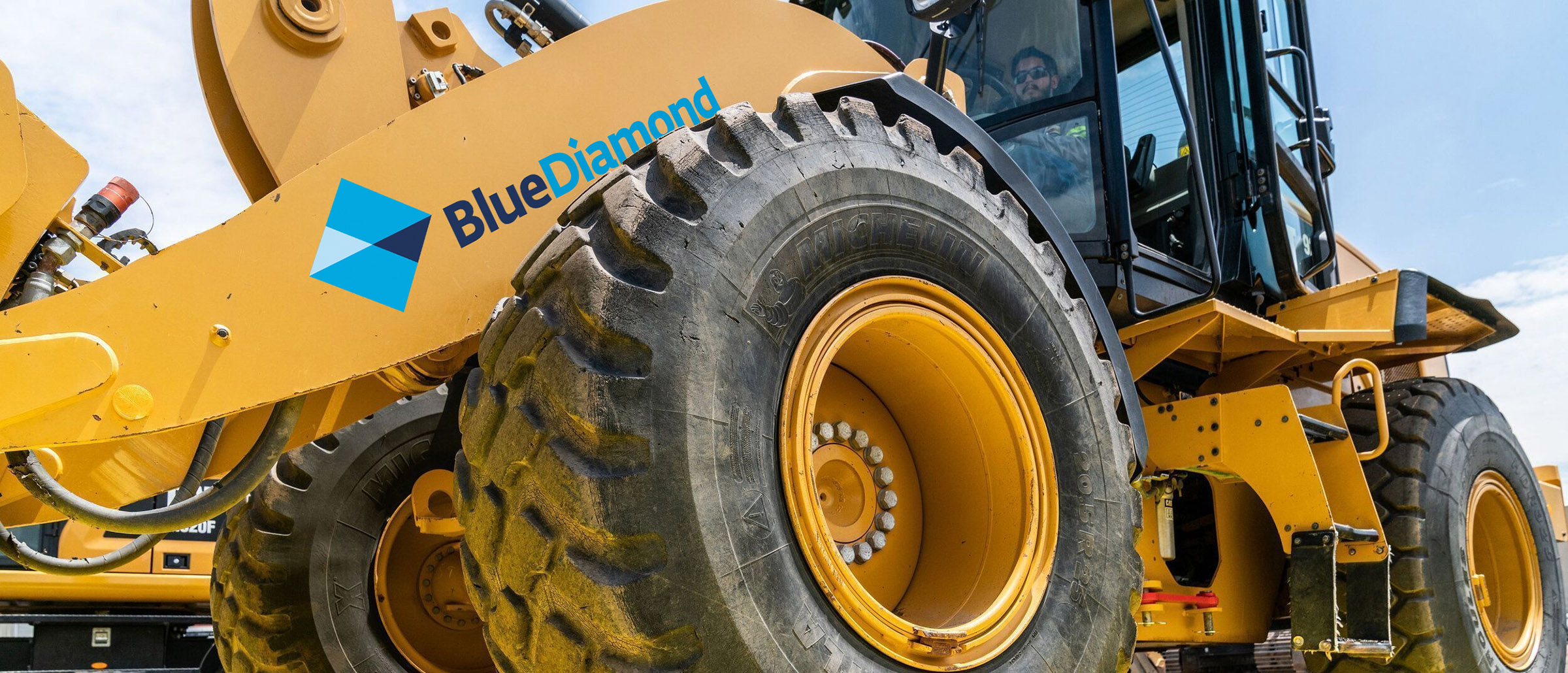 BlueDiamond-branded wheel loader driving over FODS trackout control mats